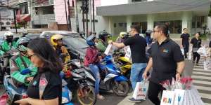Sambut Hari Ibu, KLN Bagikan Bunga Mawar ke Pengguna Jalan