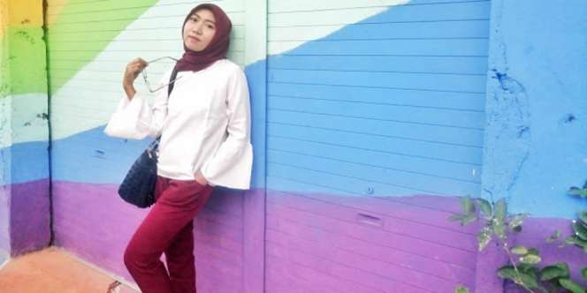 Sanit Nurisma W: Pilihan Blus Putih & Celana Maroon Anti Ribet