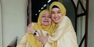Rayakan Hari Ibu, Foto Lawas Dhini Aminarti Bikin Salah Fokus