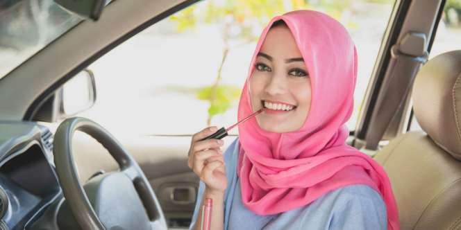 5 Kesalahan Memakai Lipstik yang Bikin Hijabers Terlihat Tua