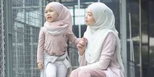 Syaima Halim: Inspirasi Busana Hijab Kembaran dengan Si Kecil