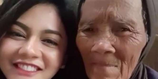 Salut! Artis Cantik Ini Tak Gengsi Basuh Kaki Sang Nenek