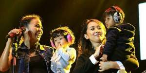  Keren! Lihat Gaya Mama Rocker Urus Bocah