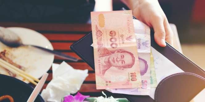 Cara Unik Beri Uang Tip