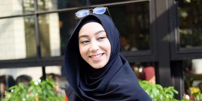 Tampil Kece ala Elsa saat Jalan-jalan Santai