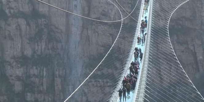 Lagi, China Buat Jembatan Kaca Terpanjang Pecahkan Rekor Dunia