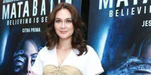 Luna Maya Peluk Tas Kecil, Harganya Bikin Sakit Kepala