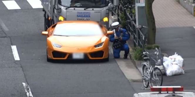 Polantas Kejar Lamborghini Pakai Sepeda Mini