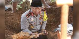 Jenderal Bintang Dua Ikut Gali Kubur untuk Jenazah Pegawai