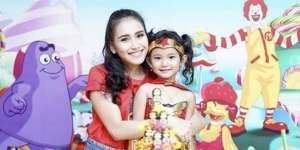 Penampilan Gemas Anak Ayu Ting Ting Jadi Wonder Woman