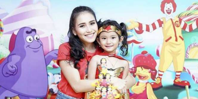 Penampilan Gemas Anak Ayu Ting Ting Jadi Wonder Woman