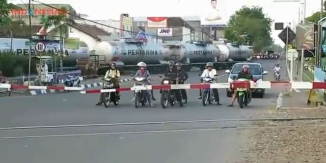 Mungkin Perlintasan KA di Indonesia Ini Paling Aneh di Dunia
