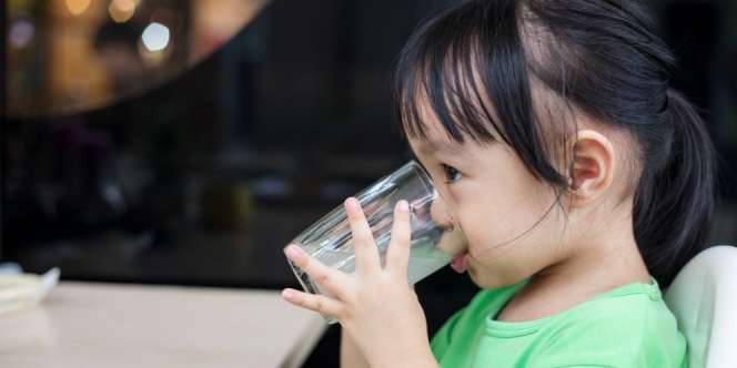 4 Trik Bikin Si Kecil Minum Banyak Air Putih