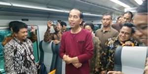 Kaus Oblong, Lihat Gaya Santai Jokowi Resmikan KA Bandara