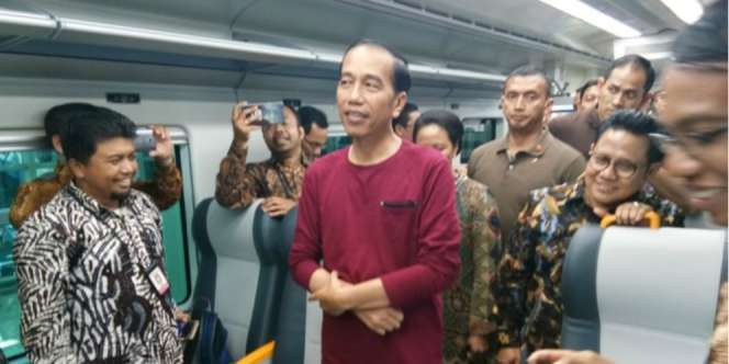 Kaus Oblong, Lihat Gaya Santai Jokowi Resmikan KA Bandara