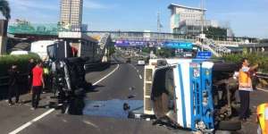 Detik-detik Truk Tabrak Fortuner Hingga Terbalik