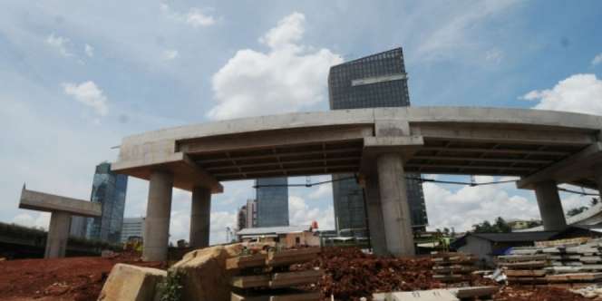 Kesenggol Backhoe, Proyek Jalan Tol Depok-Antasari Roboh?