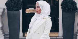 Sebina Hussain: Serba Putih yang Nggak Membosankan