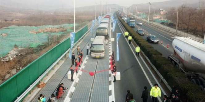 Dibangun di China, Ini Dia Jalan Bertenaga Surya Pertama Dunia