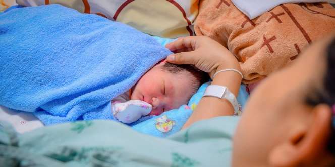 Ini Doa yang Sebaiknya Dipanjatkan Saat Menjenguk Bayi