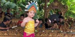 Lihat! Aksi Arsy Menari Bali Bikin Gemas