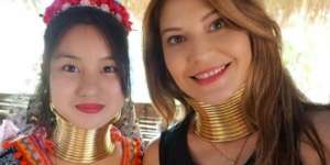 Liburan Unik Tamara Bleszynski, Bertamu ke Suku Leher Panjang
