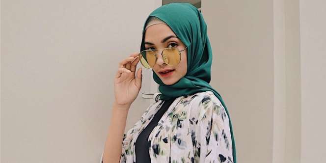 Fita Wulansari: Outfit 'Flower Print' yang Kekinian