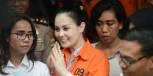 Inikah Maksud Jennifer Dunn Umbar Senyum Saat Diciduk Polisi?