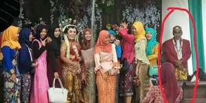 Foto Pengantin Viral Gara-gara Istri Cuekin Suami