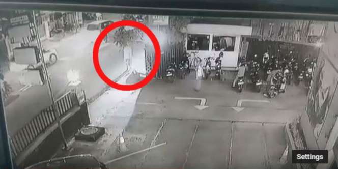 Detik-detik Pejalan Kaki Ditabrak Innova di Radio Dalam