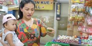 Wah! 4 Artis Ini Tak Malu Belanja ke Pasar