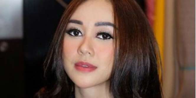 Makan Bareng Bule, Masa Lalu Aura Kasih Dibuka Pelayan Resto