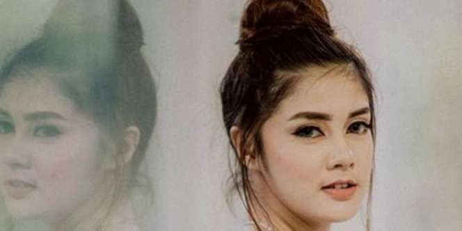 Istri Rifky Balweel Bergaya Pakai Piyama, Mirip Olla Ramlan?