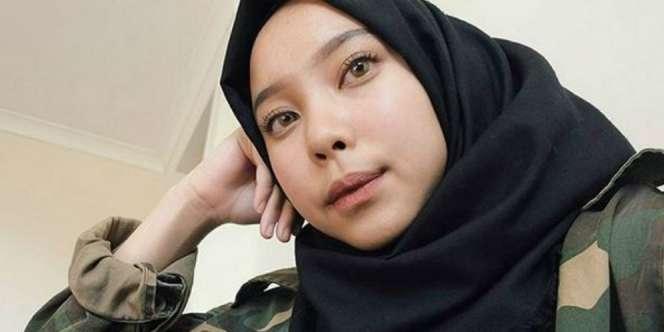 Gaya Hijab `Anti Mainstream` Adik Desainer Jenahara