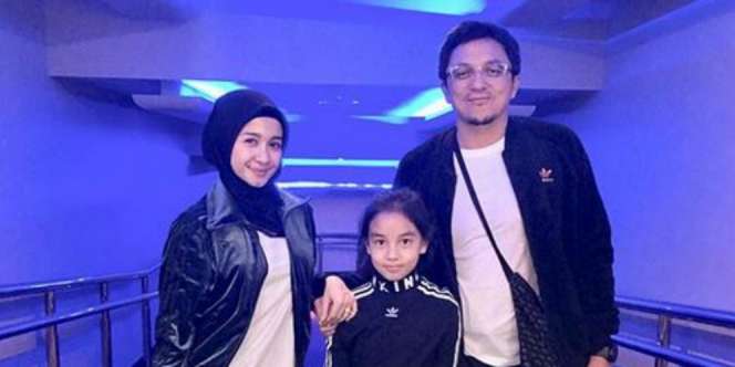 Bella dan Suami Foto Bareng Aleesya Versi Gede, Siapa?