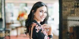 Makan di Restoran, Pose Duduk Ayu Ting Ting Jadi Sorotan