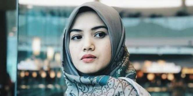 Paduan Ruffle Top yang Chic ala Istri Ricky Harun