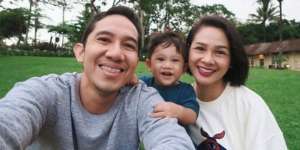 Video Andien Sholat Gendong Anak Dikritik, Ini Pembelaan Suami