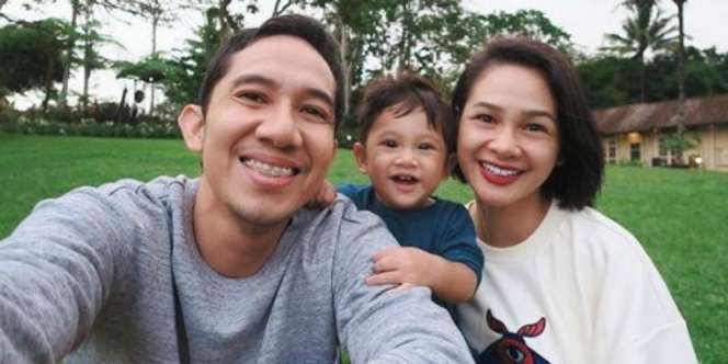 Video Andien Sholat Gendong Anak Dikritik, Ini Pembelaan Suami