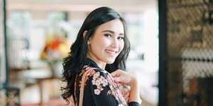 Gaya Feminin Ayu Ting Ting dengan Tule Blouse