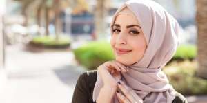 Tips Hijab: 7 Cara Pilih Bahan Pashmina Nyaman Buat 'Ngantor'