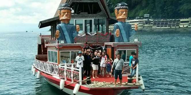 Ada Rumah Batak Terapung, Keliling Danau Toba Jadi Makin Asyik