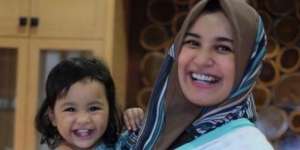 Sederet Artis Berhijab Berwajah 'Kembar' dengan Anak Gadisnya
