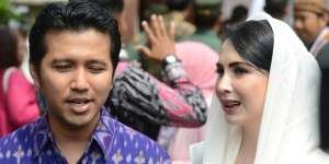 Momen Kesetiaan Arumi Bachsin Dampingi Emil Dardak