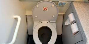 Ini Mengapa Kamu Dilarang ke Toilet Kabin Sebelum Lepas Landas