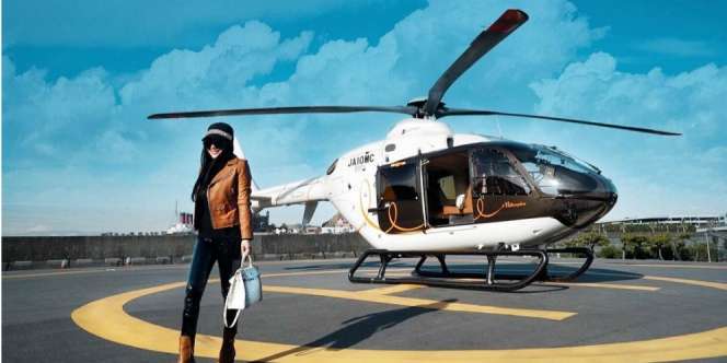 Heboh Gaya Syahrini Naik Helikopter Hermes, Berapa Tarifnya?