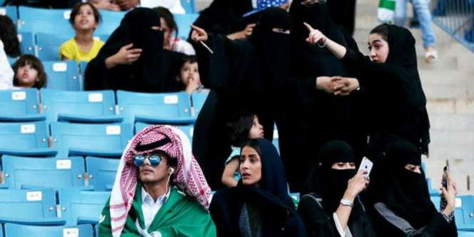 Perempuan Saudi Rayakan Kegembiraan Menonton Bola di Stadion