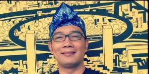 Di Bandung, Penjual Semur Jengkol Pakai Celemek Louis Vuitton