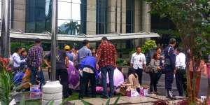 Korban-korban Balkon Ambruk Gedung Bursa Efek
