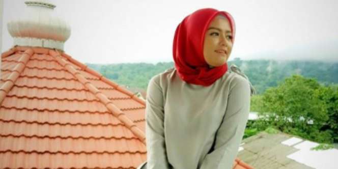 Perubahan Gaya Tika T2 Setelah Berhijab, Lihat Sepatunya!